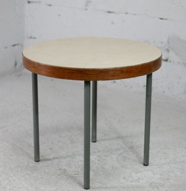 Table d'appoint piètement acier tubulaire, plateau rond cerclage bois, France, circa 1950