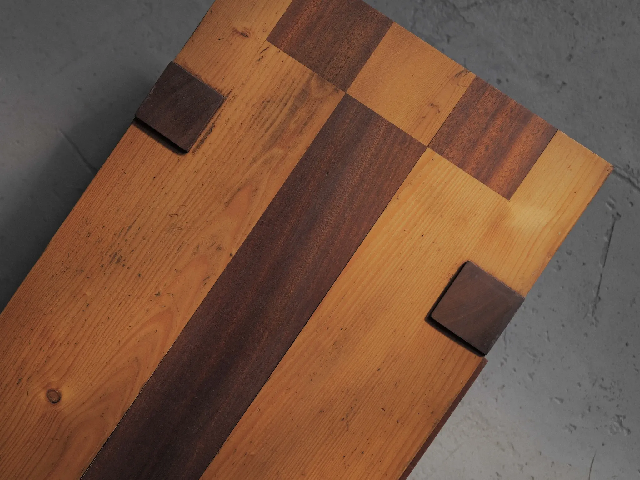 Table basse artisanale à plateau graphique, vers 1980