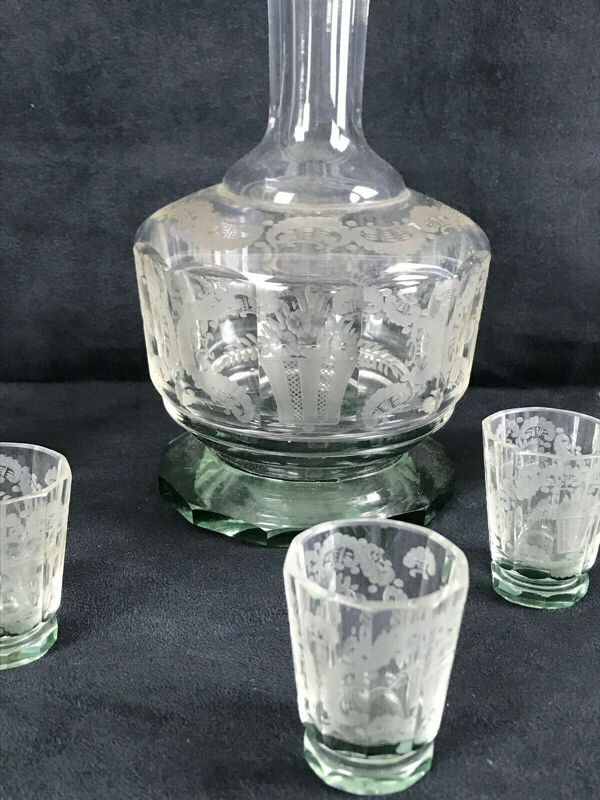 Carafe et lot de 5 verres en cristal gravé