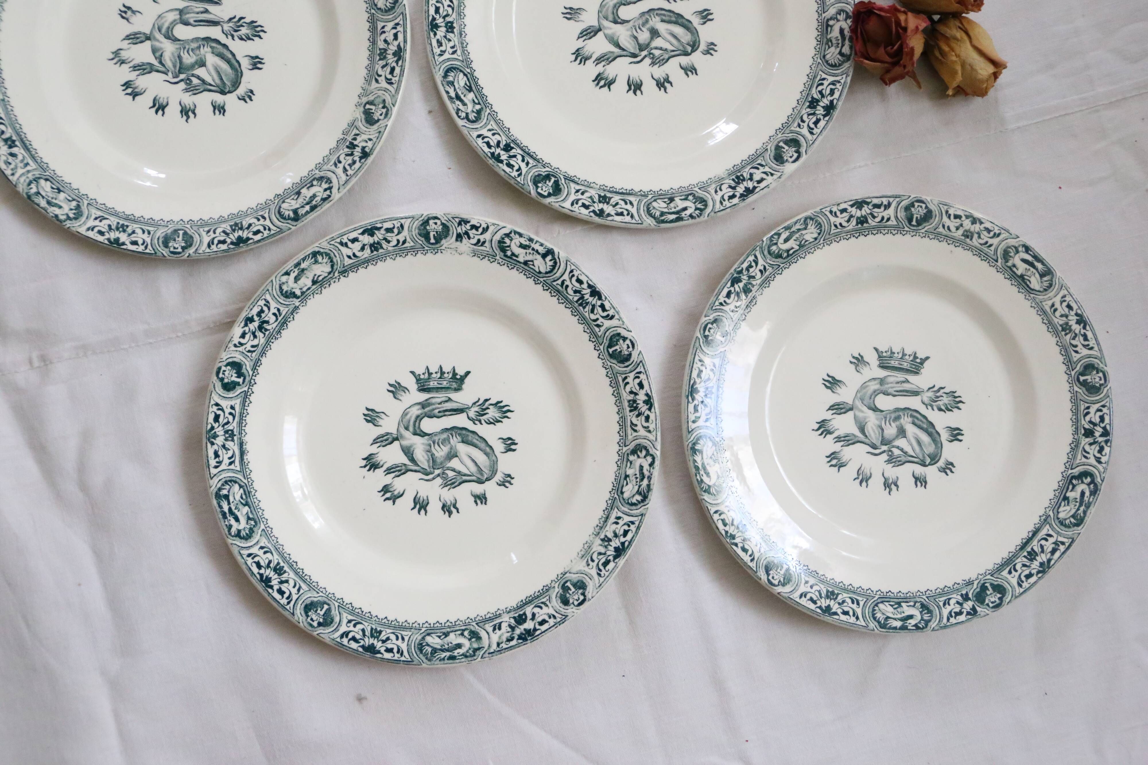 4 assiettes plates terre de fer, motif François Ier, Salins, France