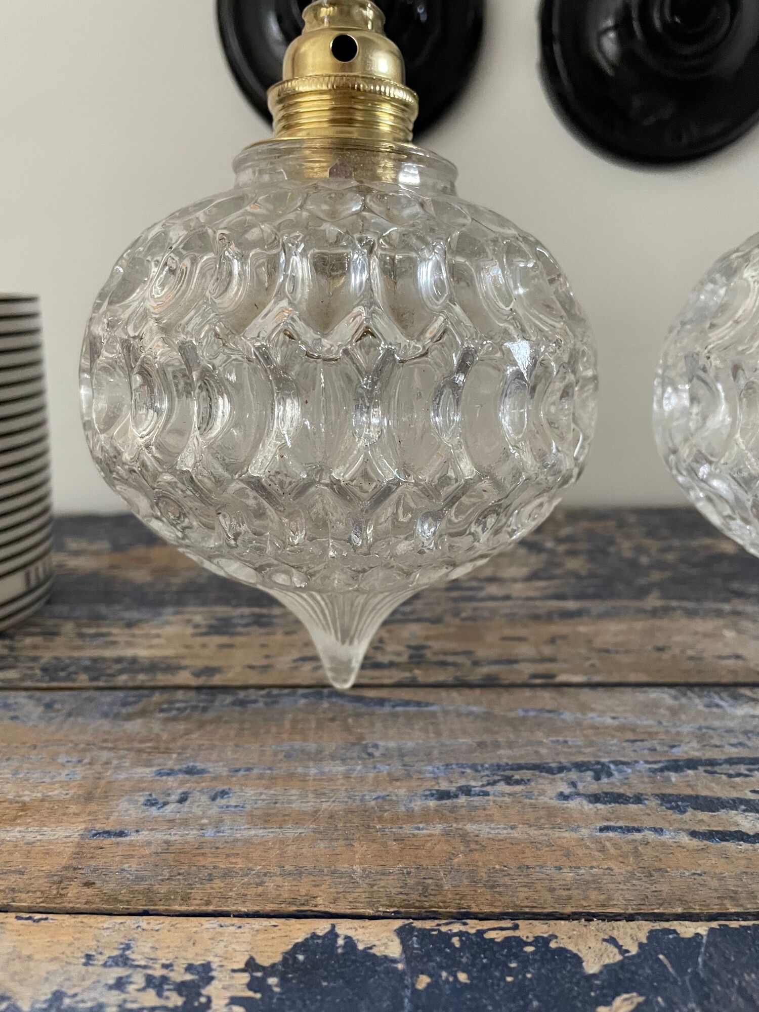 Paire d’appliques vintage en verre ciselé électrifiées à neuf