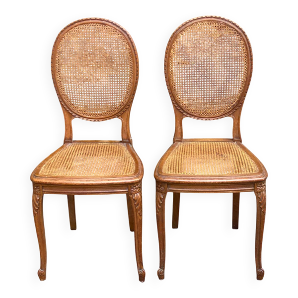 2 chaises médaillon style Louis XV en bois massif et cannage