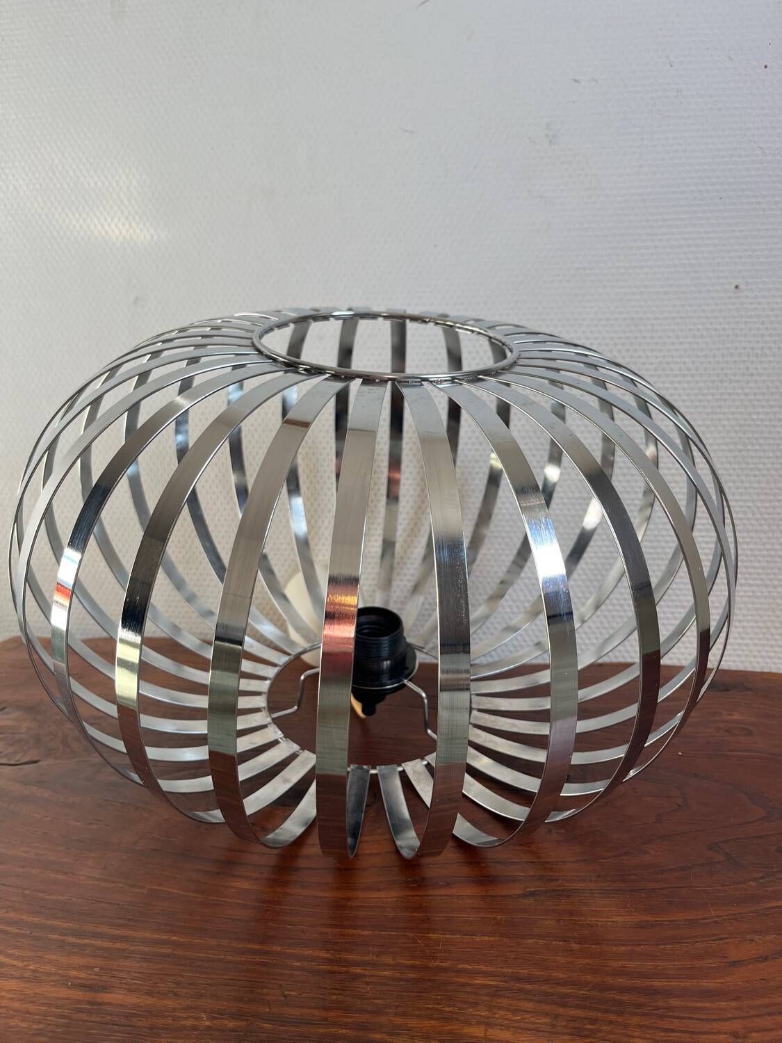 Arditi Italy saucer pendant light from the 80s with metal strips