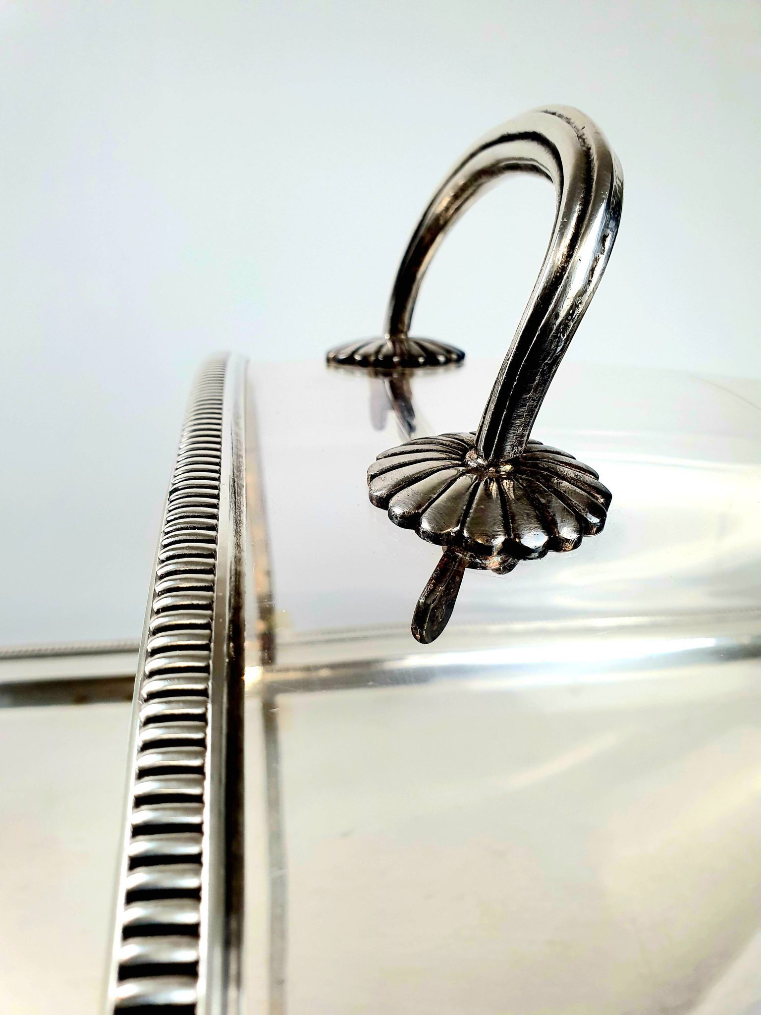 Large serving platter with lid, in silver metal.