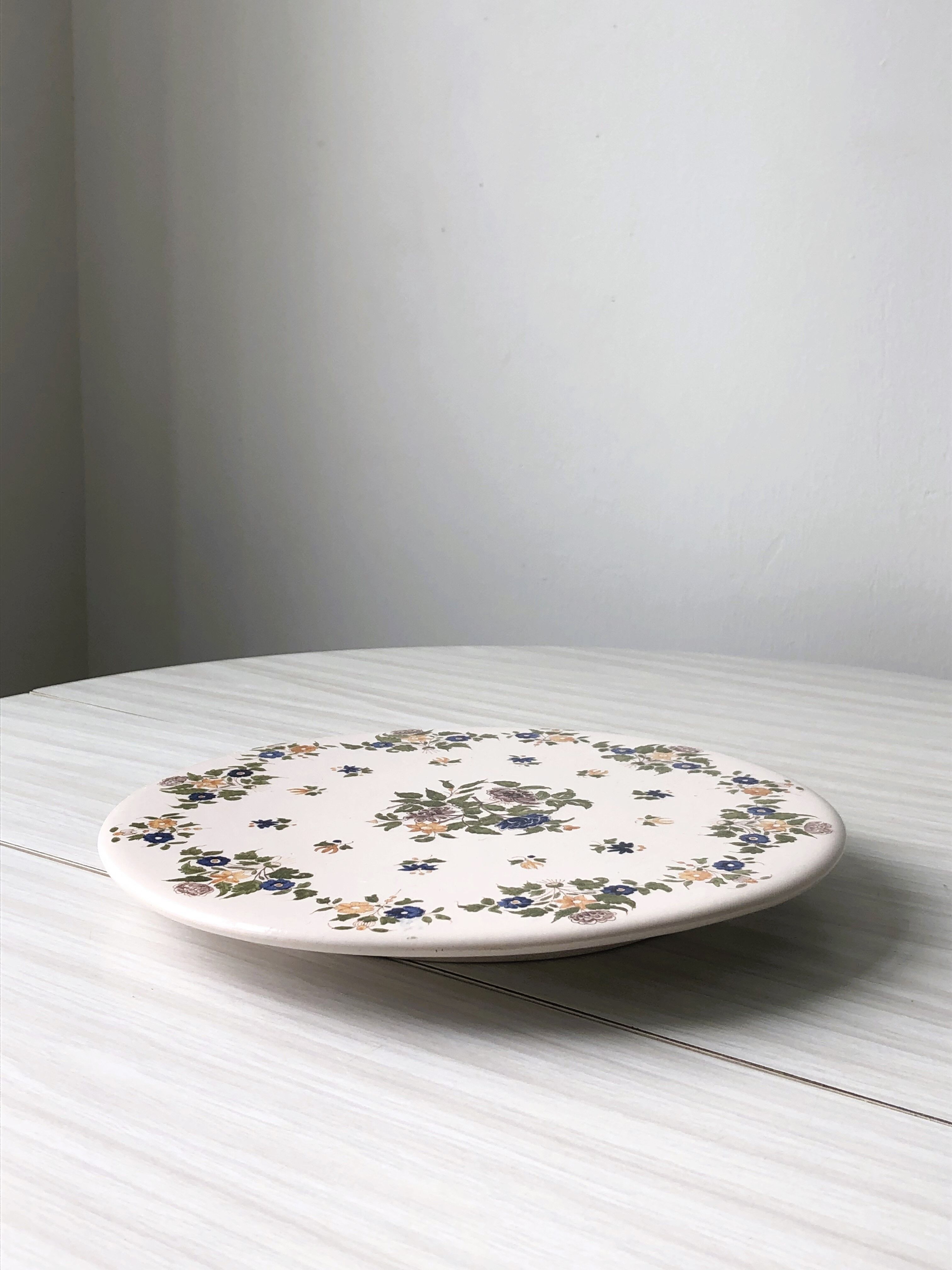 Presentation dish, ceramic pie dish with floral motifs. Very good retro vintage condition
