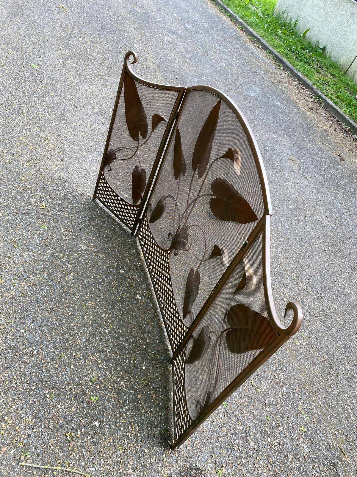 Foldable wrought iron fireplace screen sculpted from the 1950s.