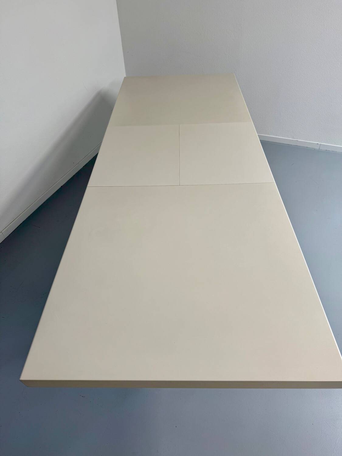 Dining/meeting table in laminated wood designed by antonio citterio vitra