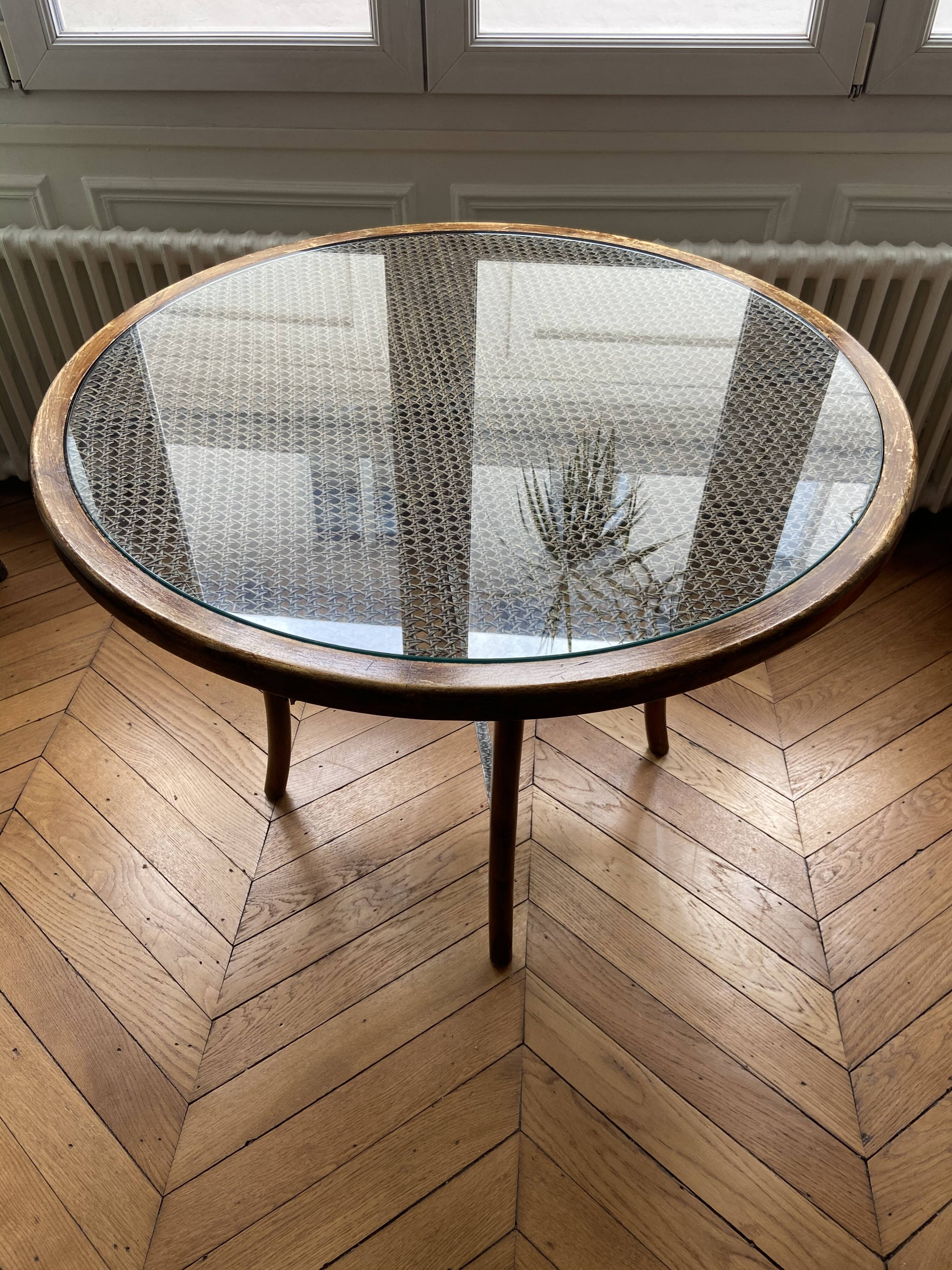 Roundtable in rattan and glass