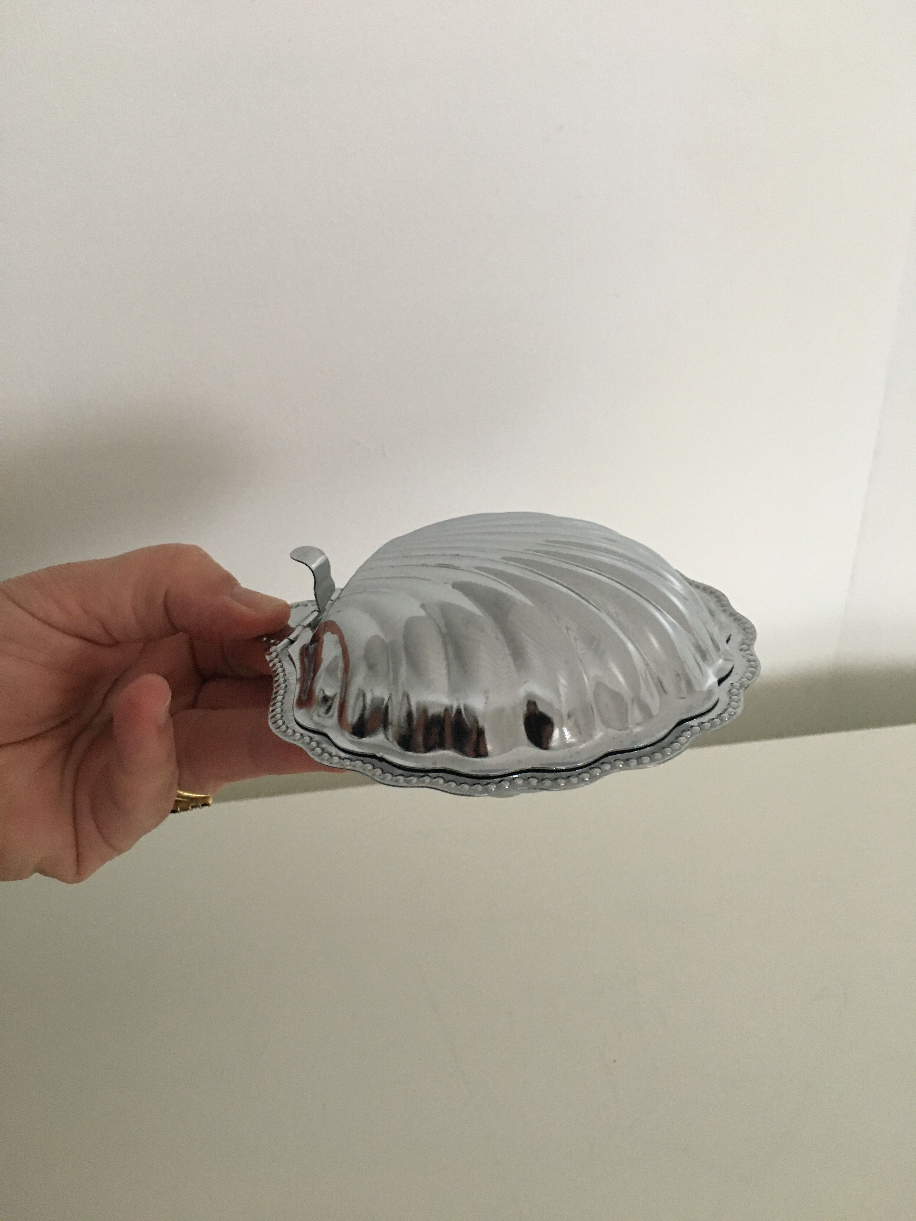 Empty chrome metal pockets shape scallops