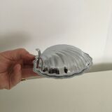 Empty chrome metal pockets shape scallops