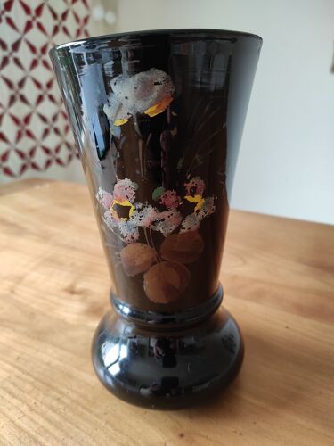 Vase en opaline noire