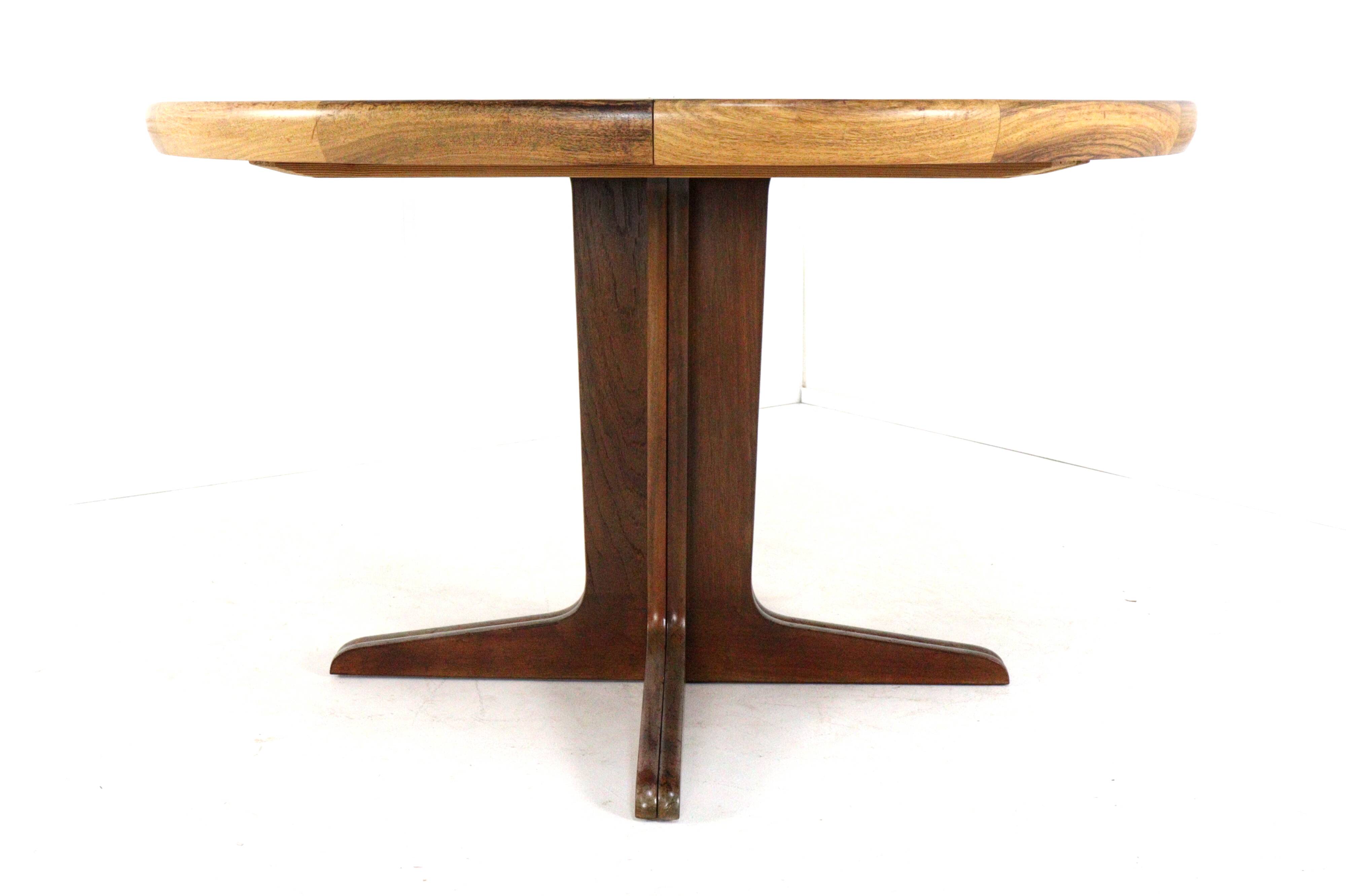 'Timring' Danish extendable round rosewood dining table