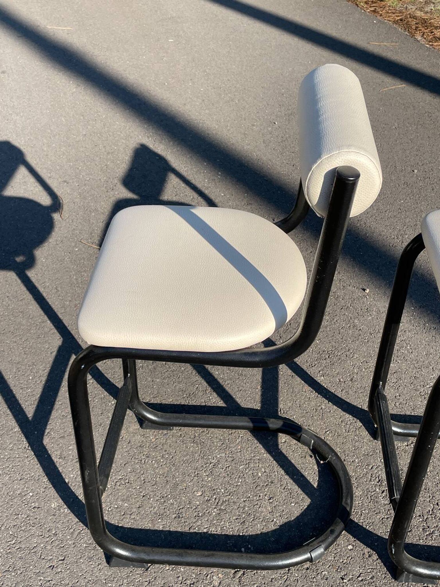 Paire de chaises hautes 1980 cuir et métal