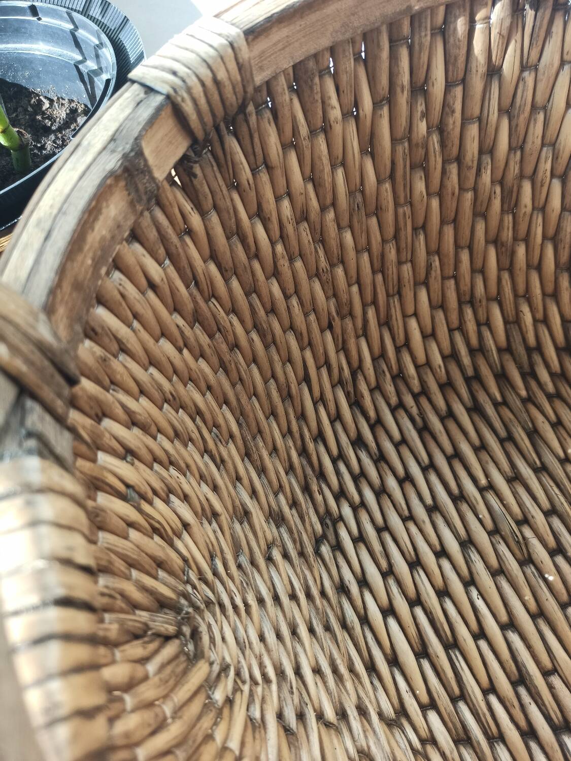 Vintage woven rattan basket - Traditional Asian wickerwork