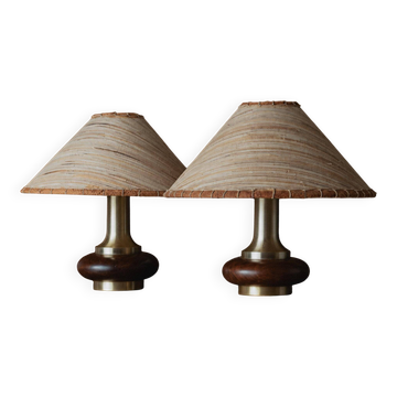 Lot vintage de 2 lampes de table des années 1970, bases ovales en bois foncé avec détails en laiton courbé, abat-jour en fibres naturelles faits main, éclairage élégant
