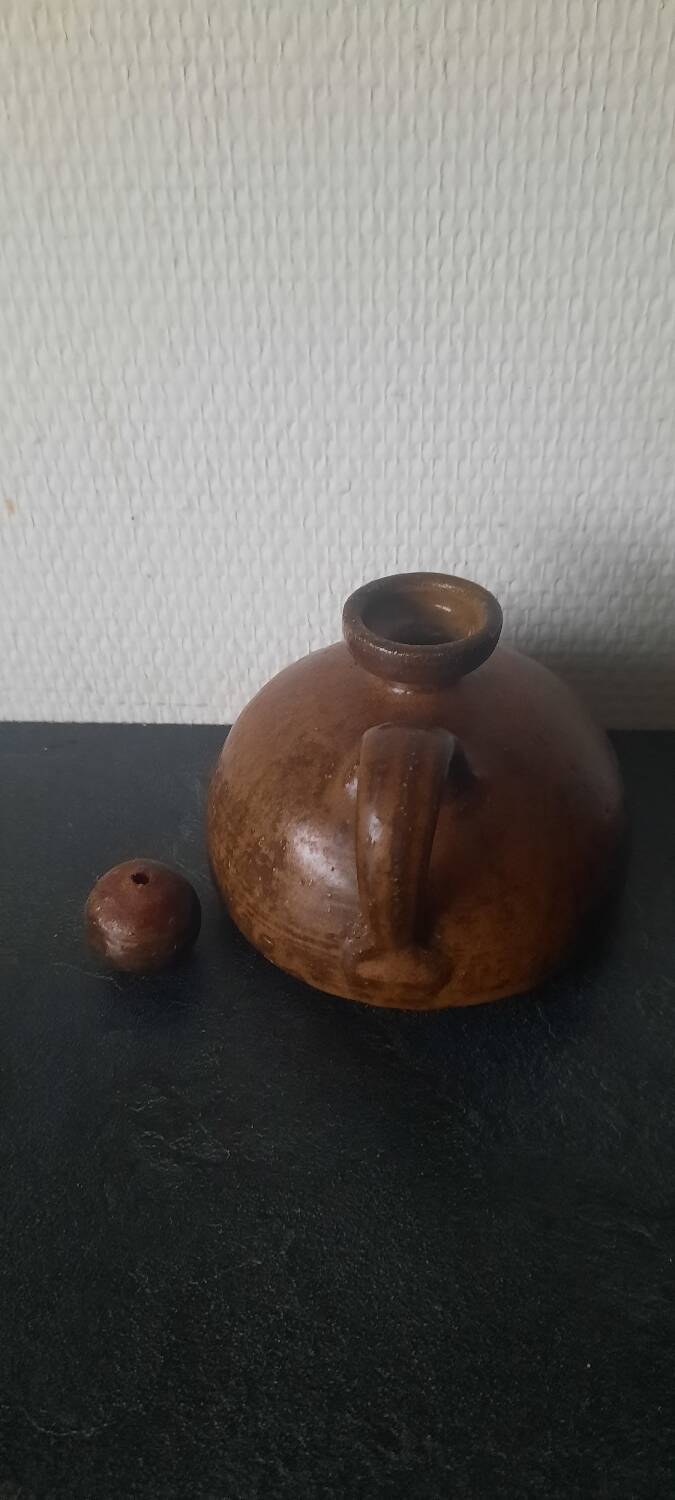Carafe en céramique marron
