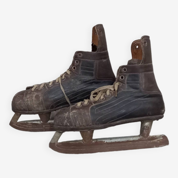 Deux paires de patins à glace vintage années 1930