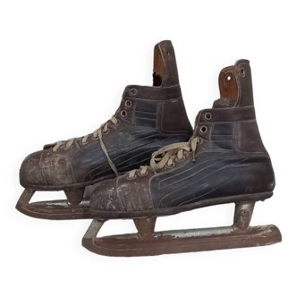 Deux paires de patins à glace vintage années 1930