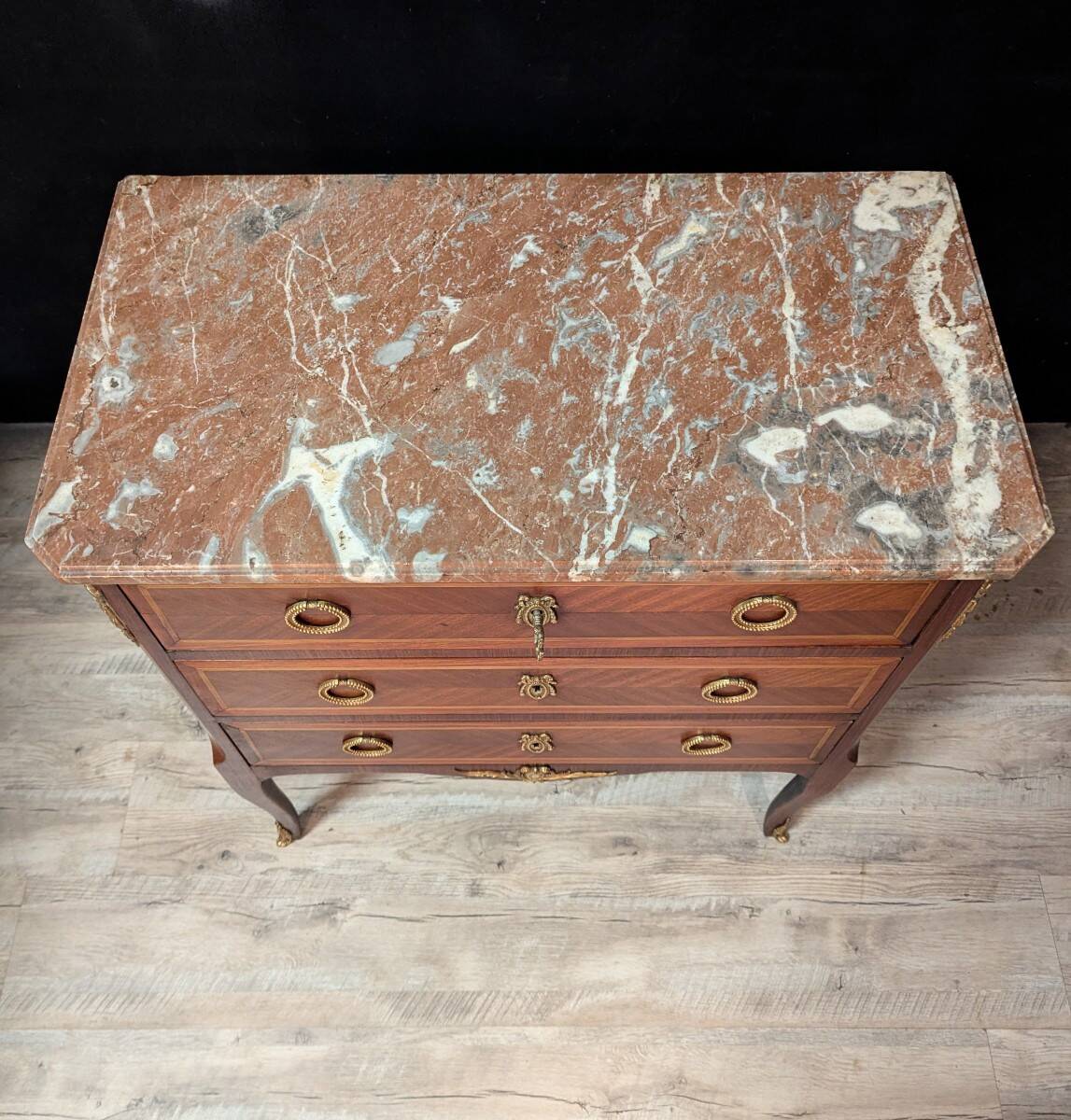 Commode Louis XV en bois de rose avec marbre