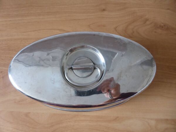 Cloche de service en métal argenté Ecruis monogrammée 240516