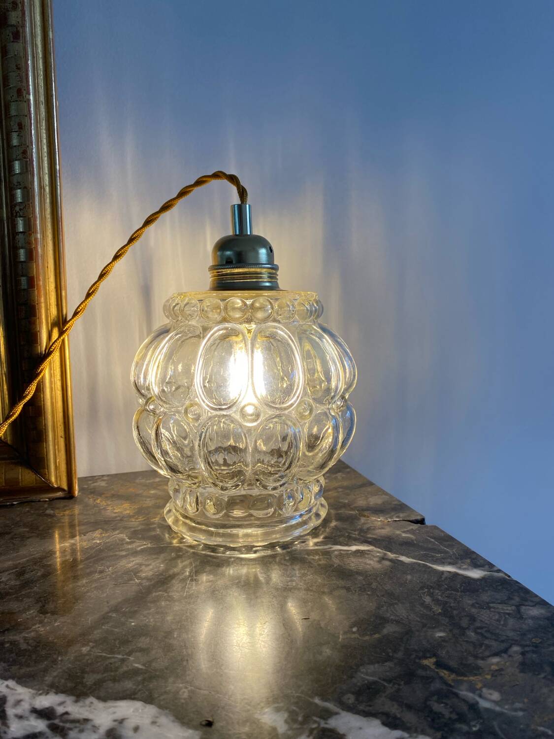 Walking lamp with vintage globe in transparent molded glass