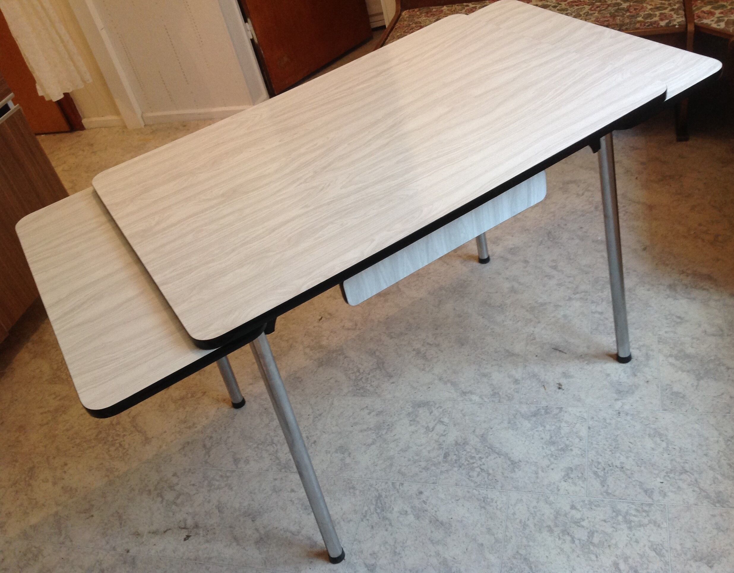 Table in grey formica and chrome feet / vintage 60s-70s