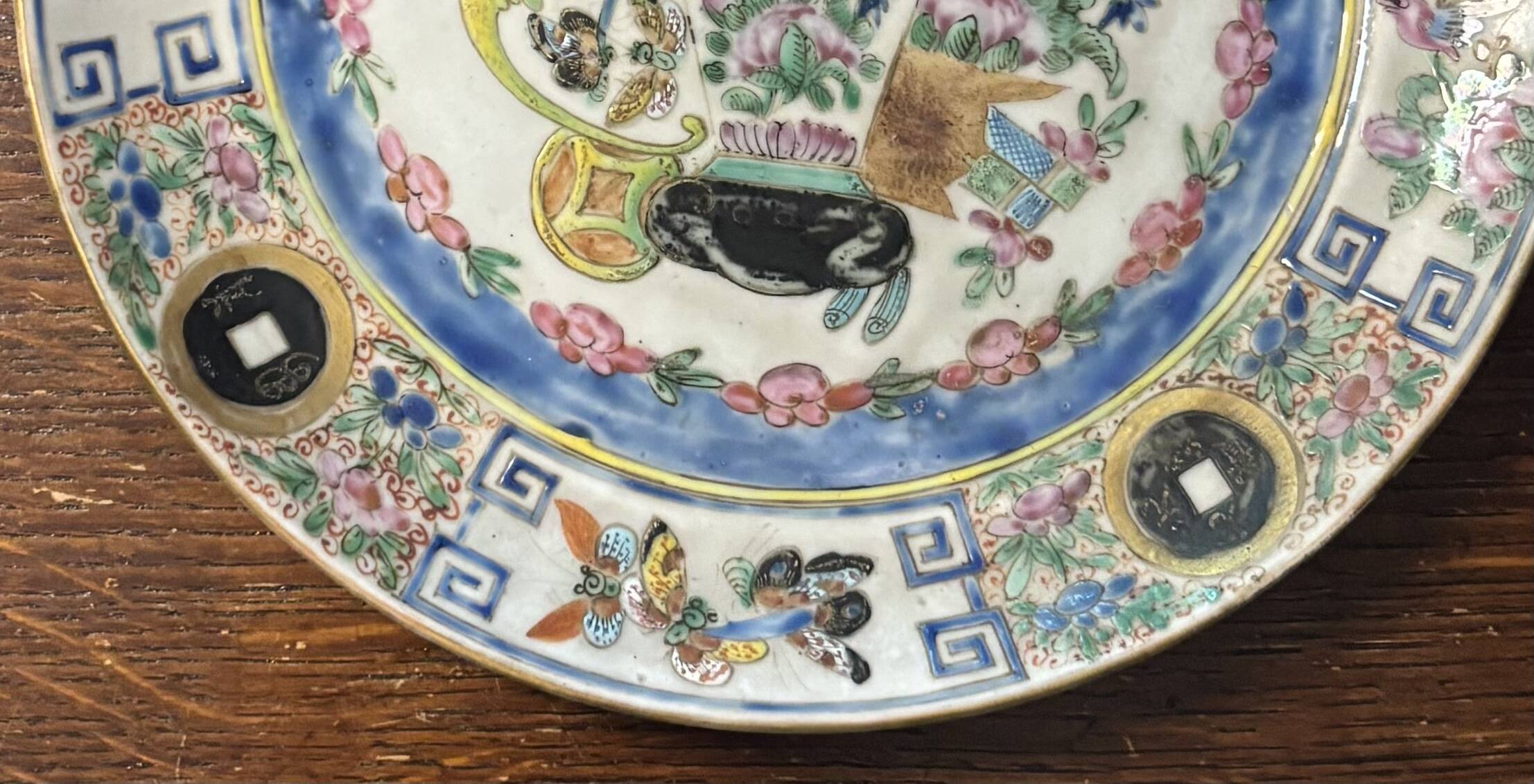 Porcelain plate Compagnie des Indes Famille rose 18th century Qianlong