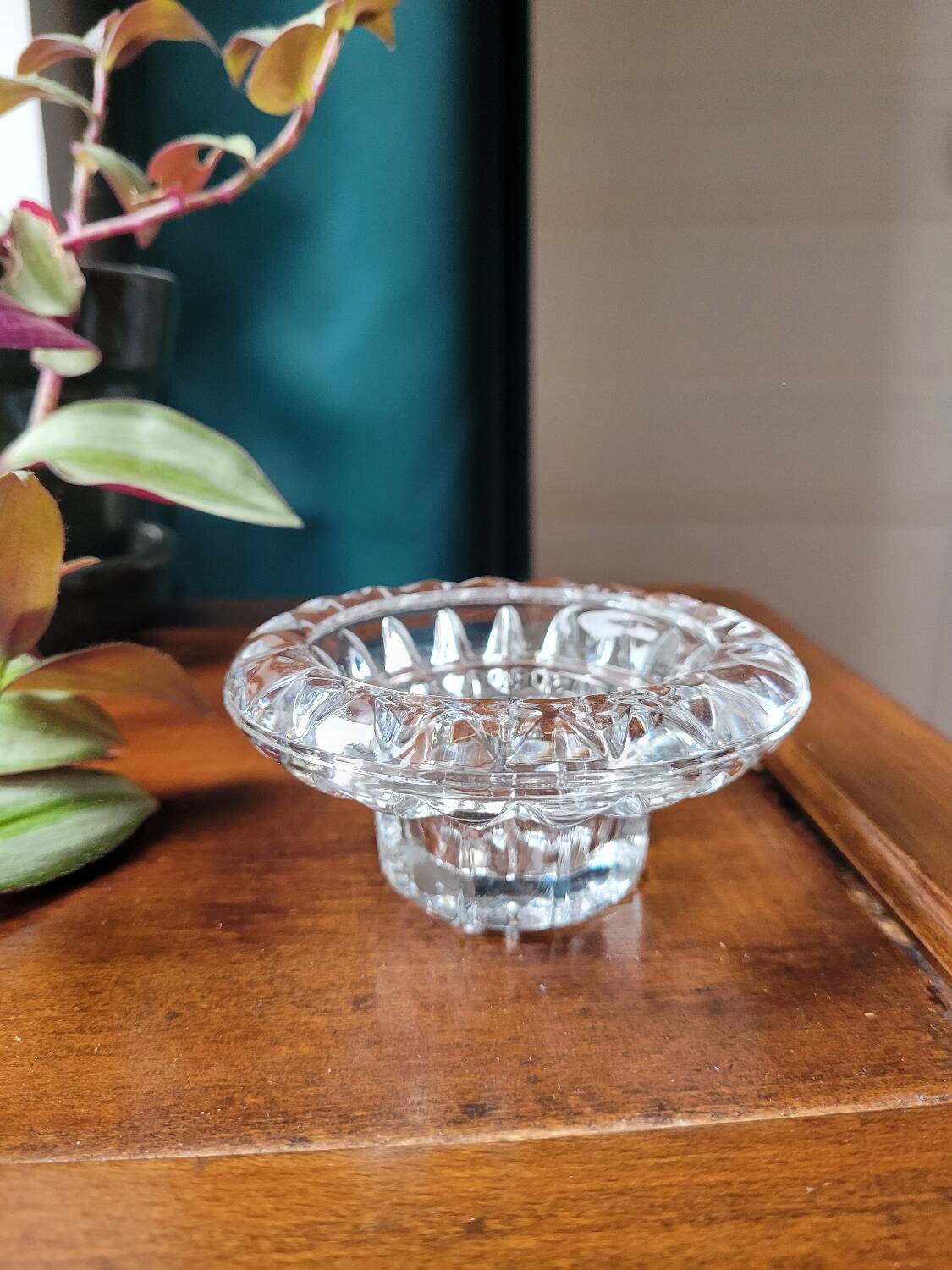 Chiseled round glass candle holder