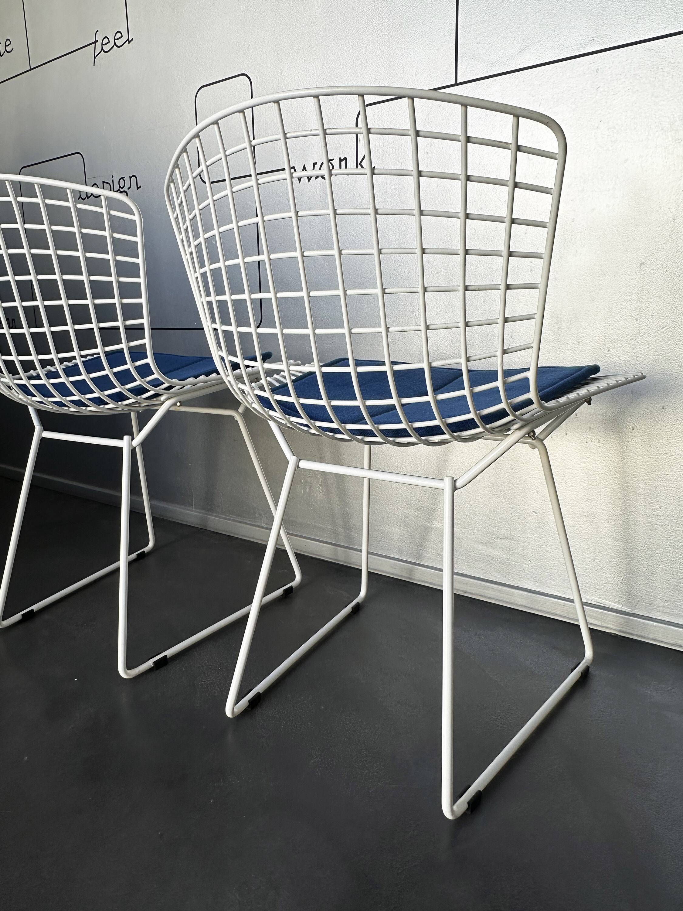 Pair of dining chairs 420 by Harry Bertoia for Knoll International, 1970s.