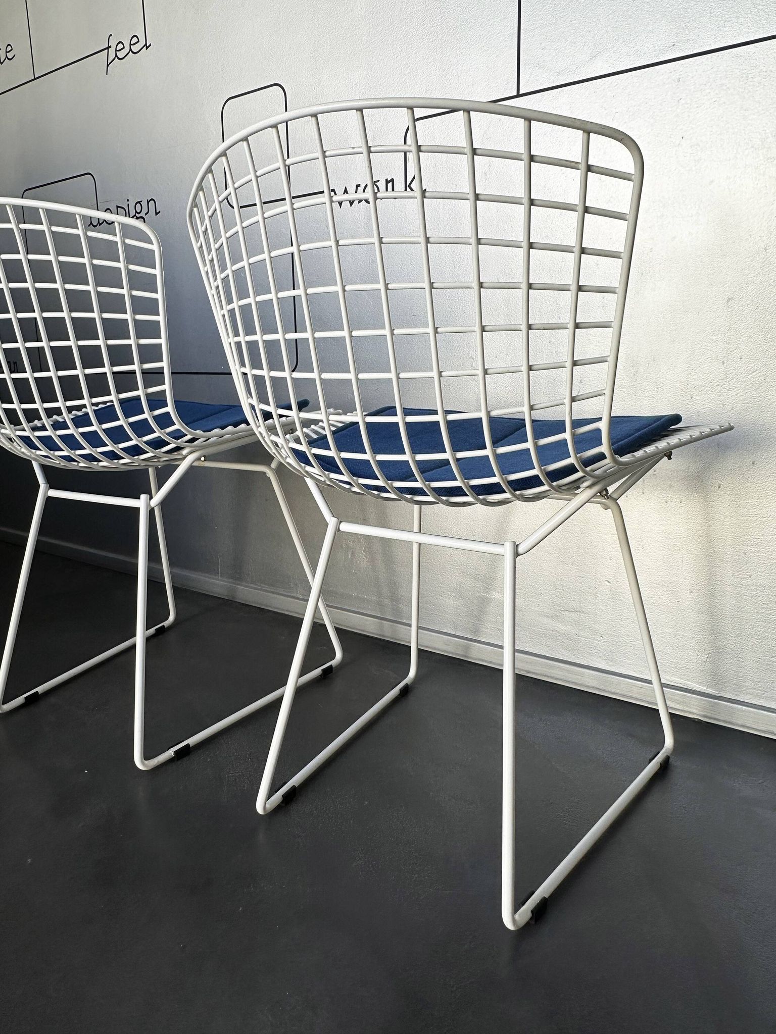Pair of dining chairs 420 by Harry Bertoia for Knoll International, 1970s.