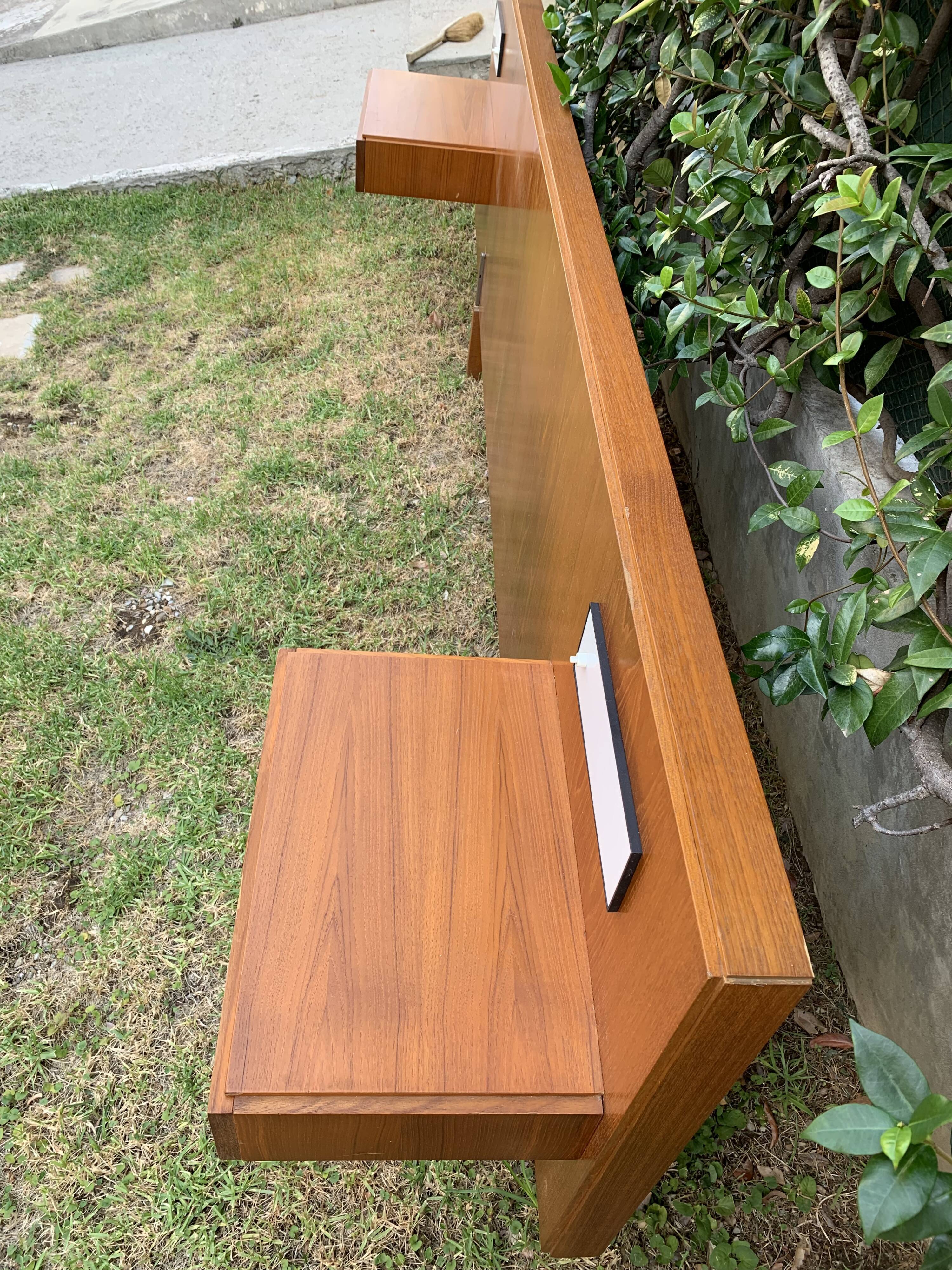 Headof with built-in wall lamp