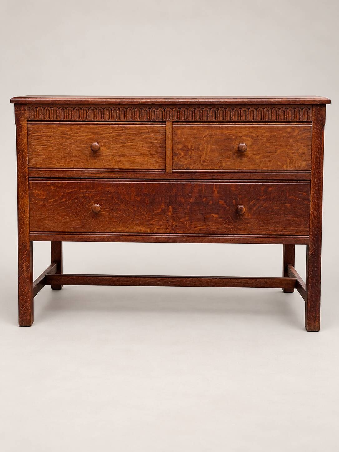 Commode ancienne en chêne sculpté – Début XXe siècle