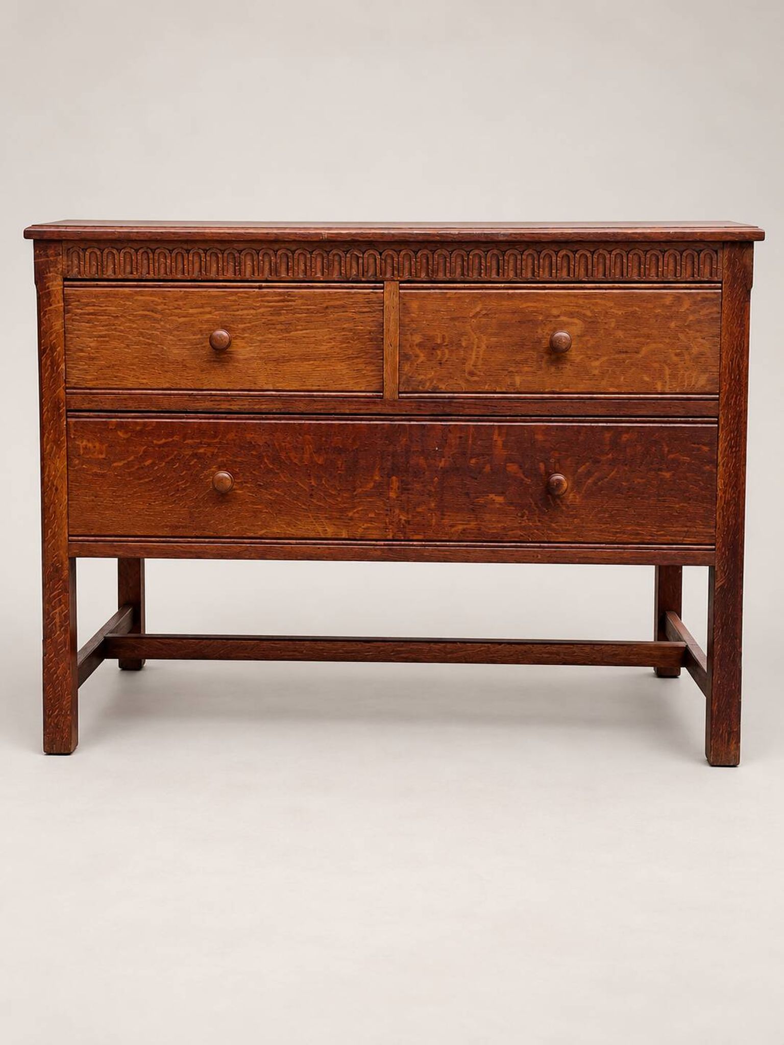 Commode ancienne en chêne sculpté – Début XXe siècle