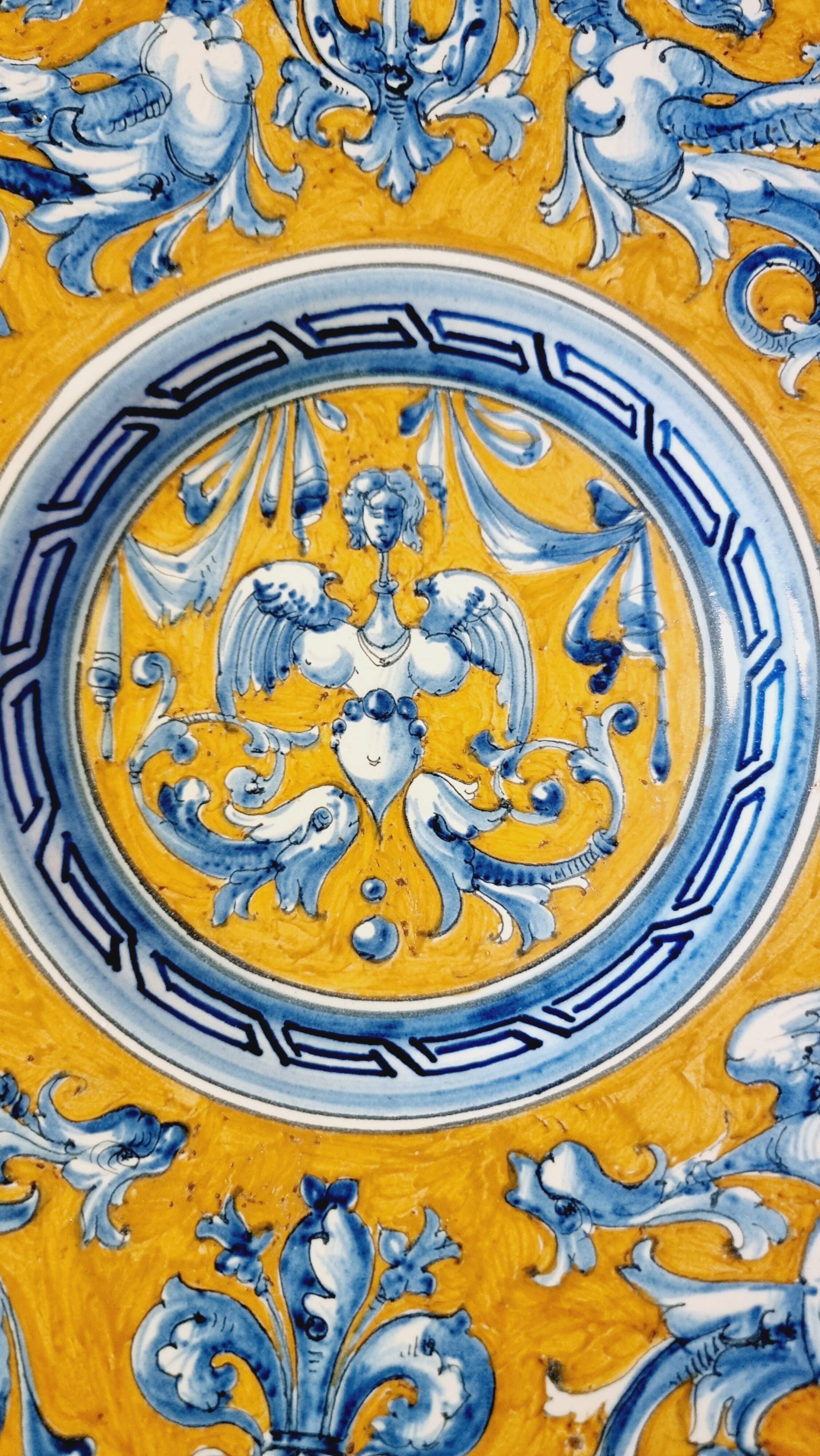 Large grotesque plate (Urbino/Castelli style), made in Italy, pei