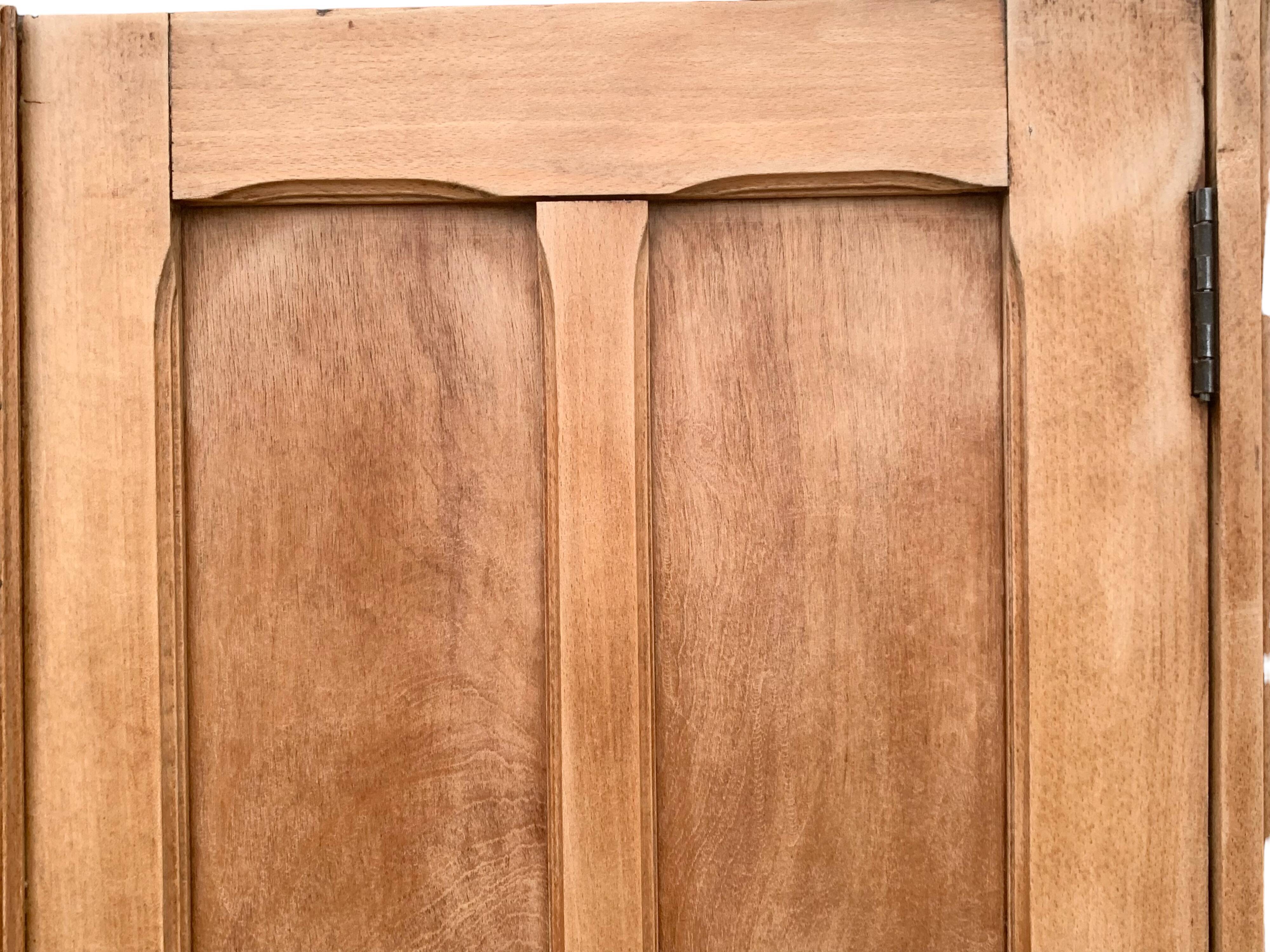 Armoire parisienne panneautée en bois brut, 1930