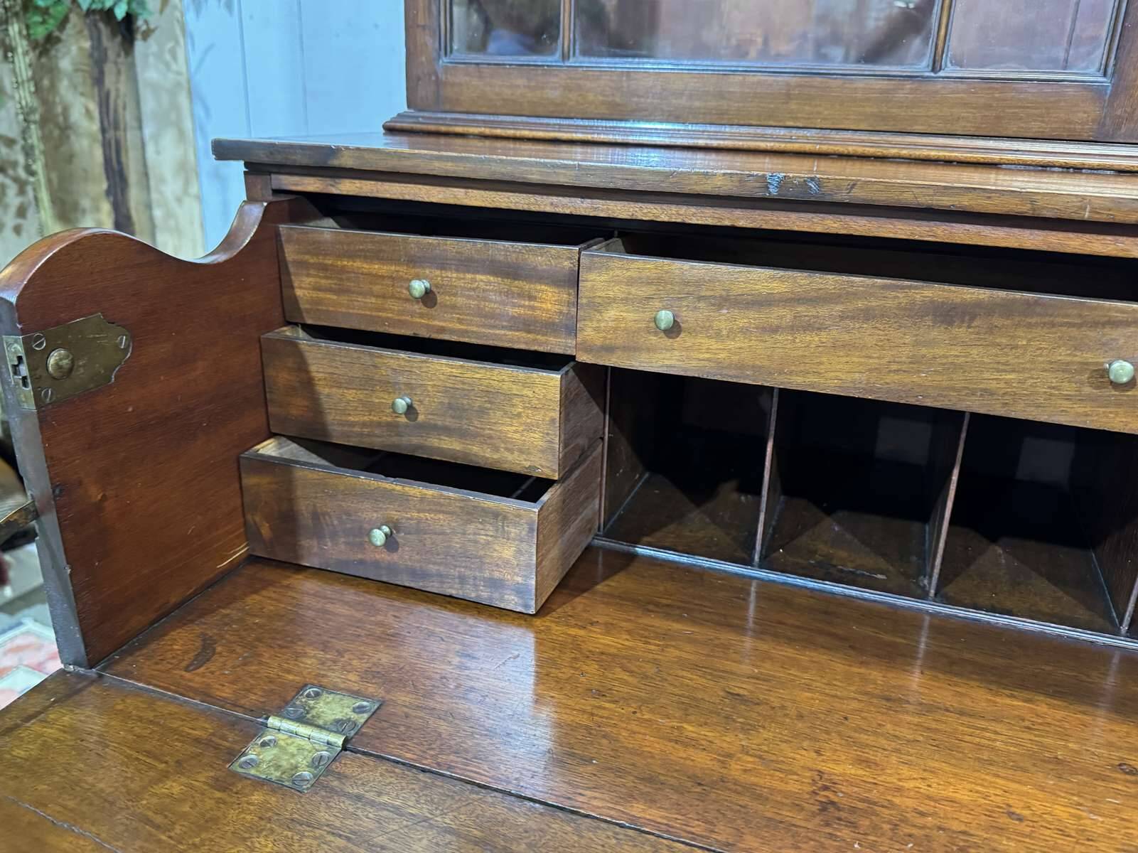 Victorian writing desk from the 19th century in mahogany.