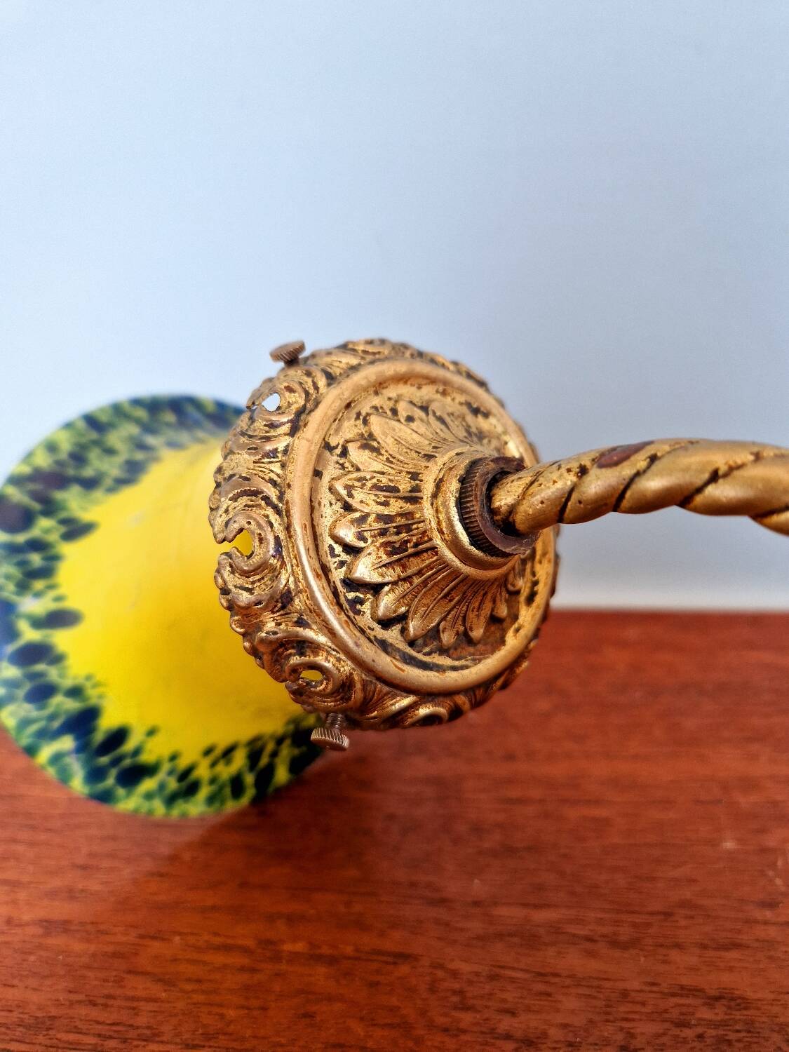 Wall sconce in gilded bronze and yellow/blue speckled glass