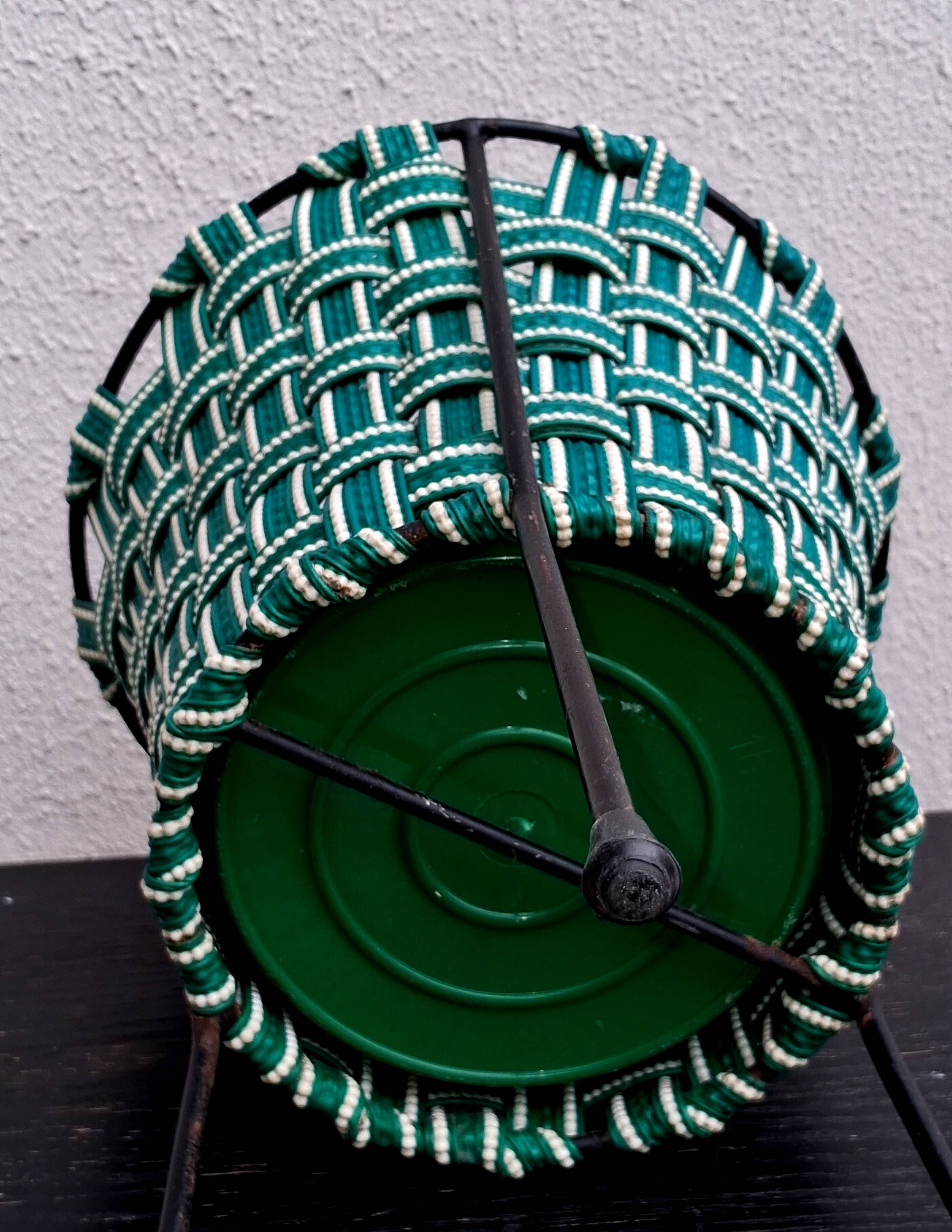 Cache pot tripode, en scoubidou, vintage séventies