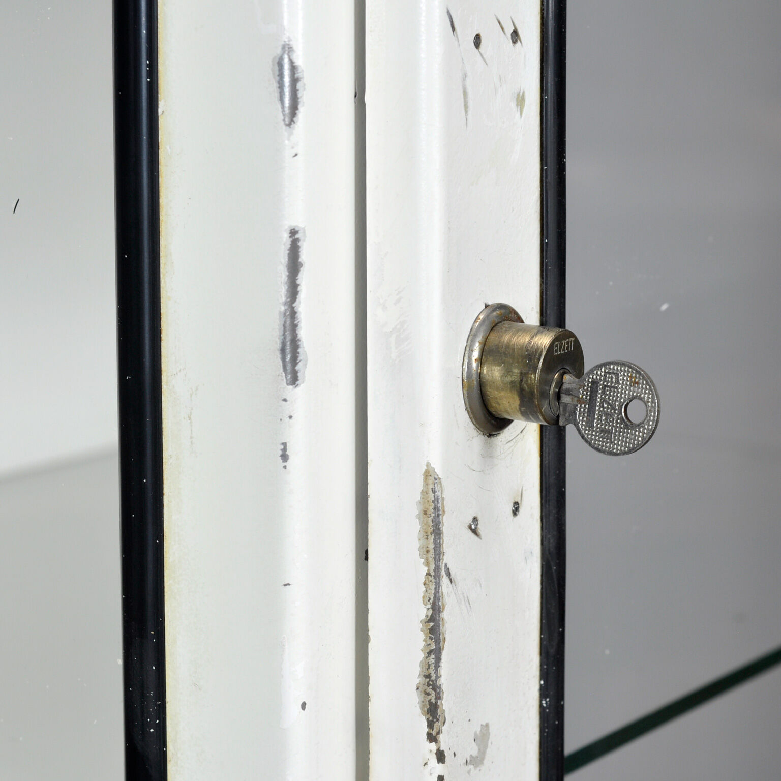 Vintage medicine cabinet, 1970s