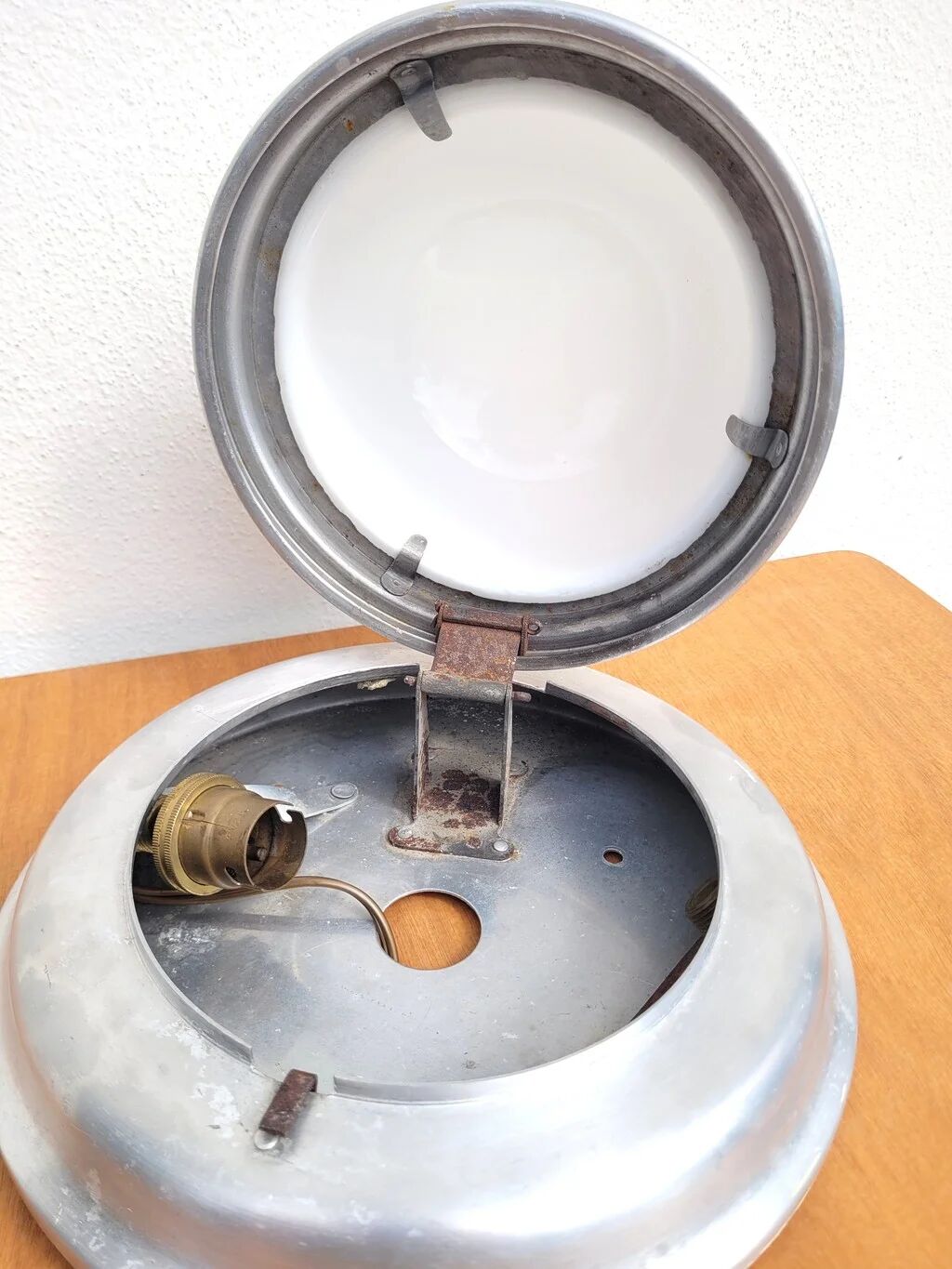 Vintage 1950s wall lamp porthole in aluminium and opal glass.