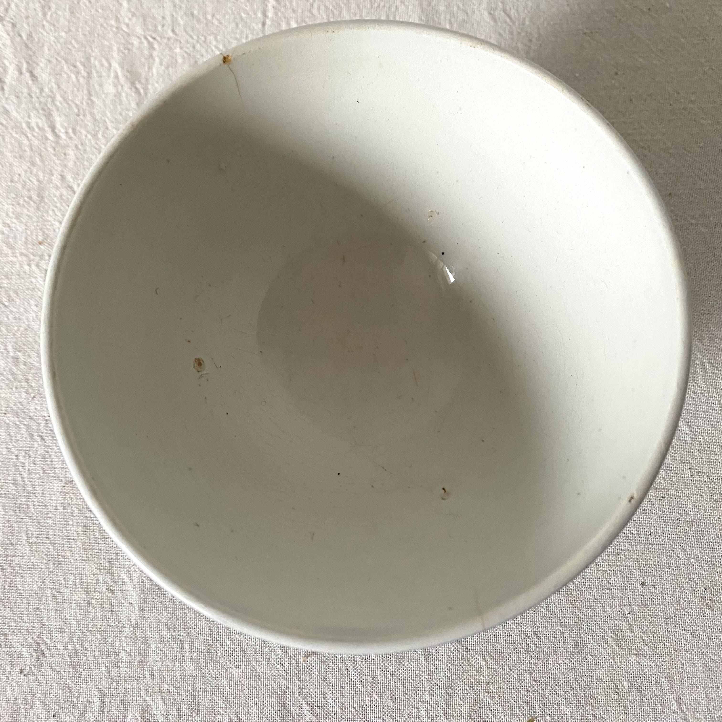 Old Badonciller bowl decorated with fruits