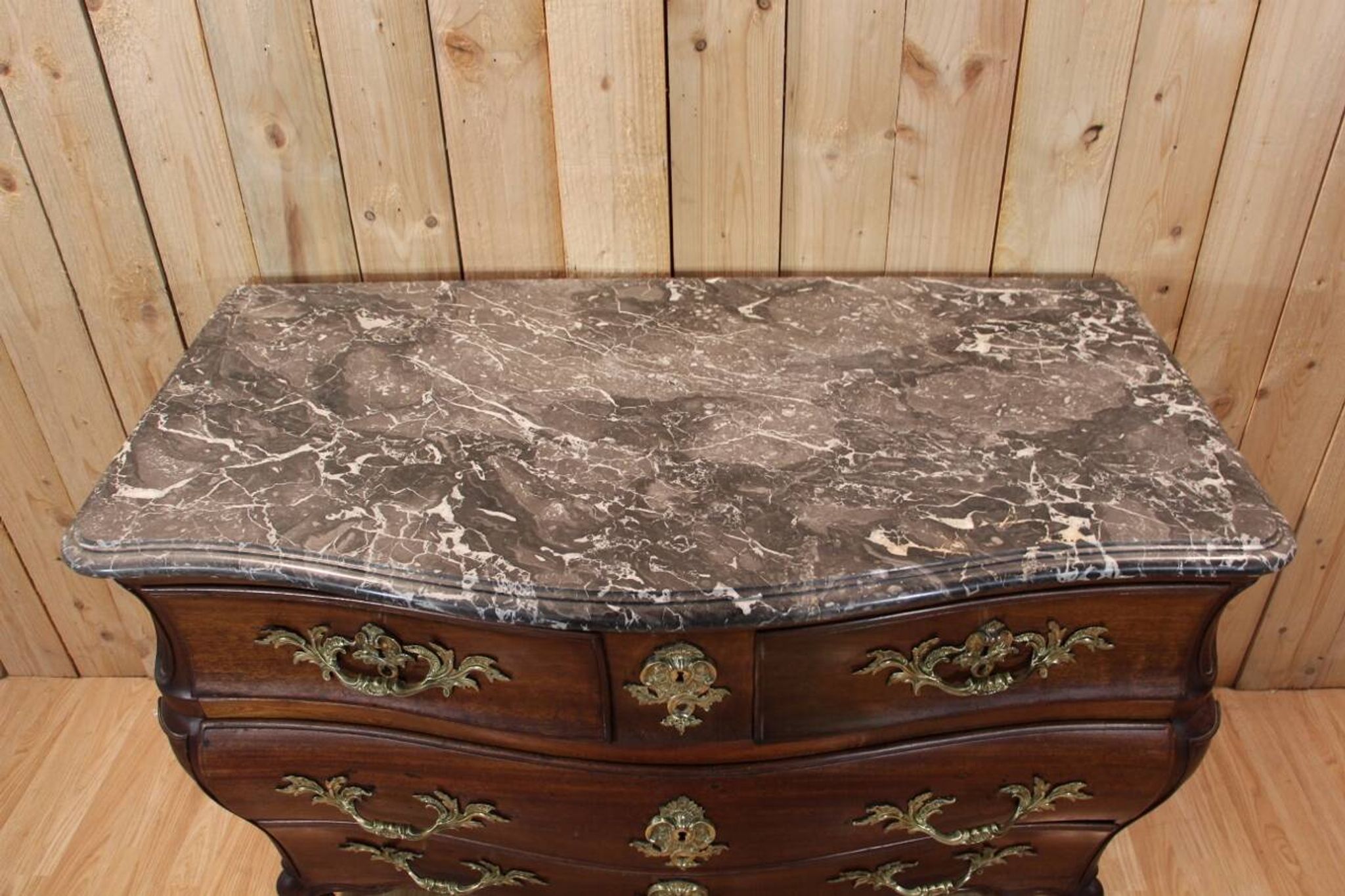 Commode tombeau début XVIIIème en acajou , travail de port