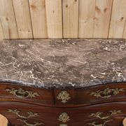 Commode tombeau début XVIIIème en acajou , travail de port