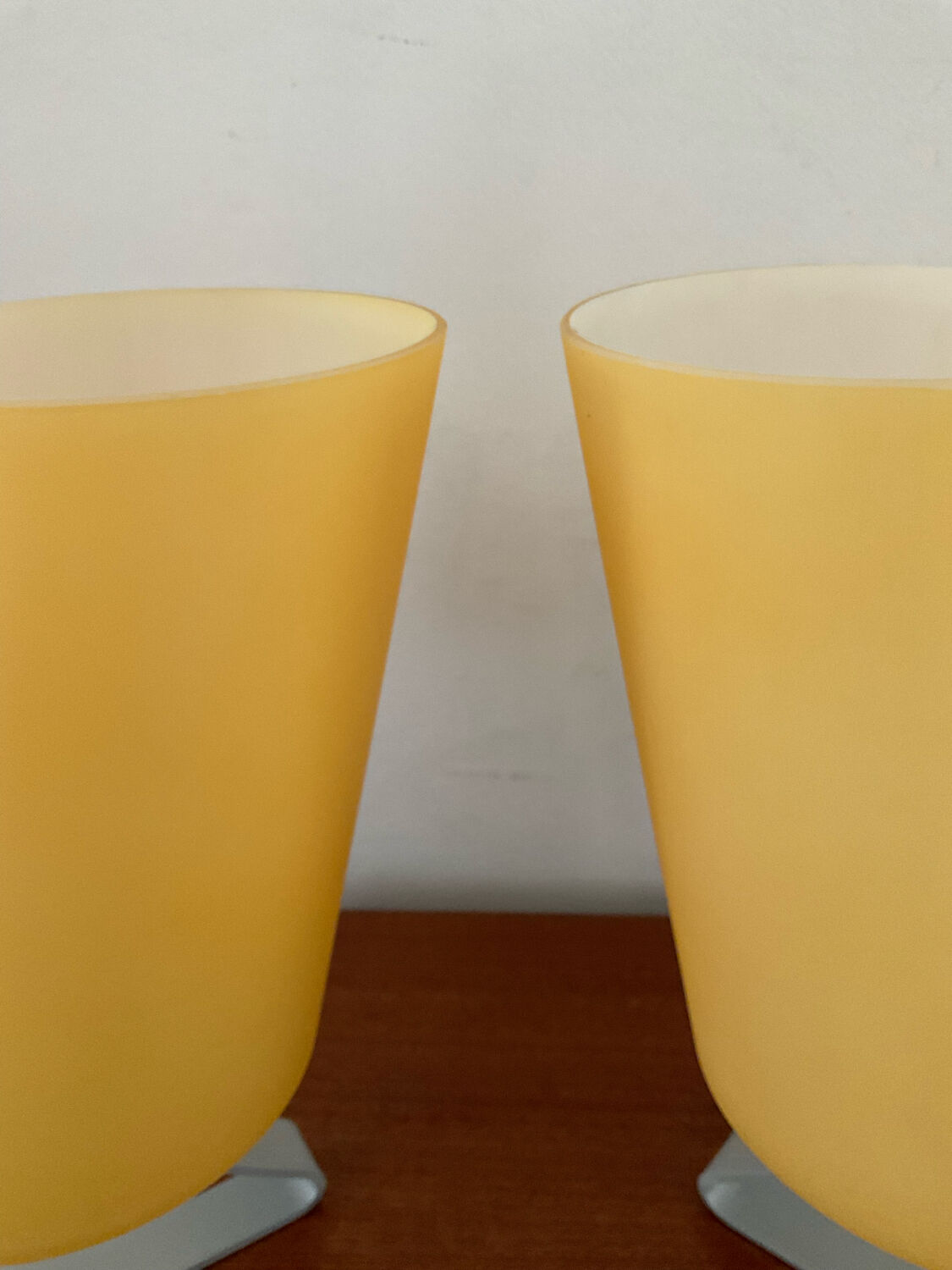 Paire de lampes design en opaline jaune et métal