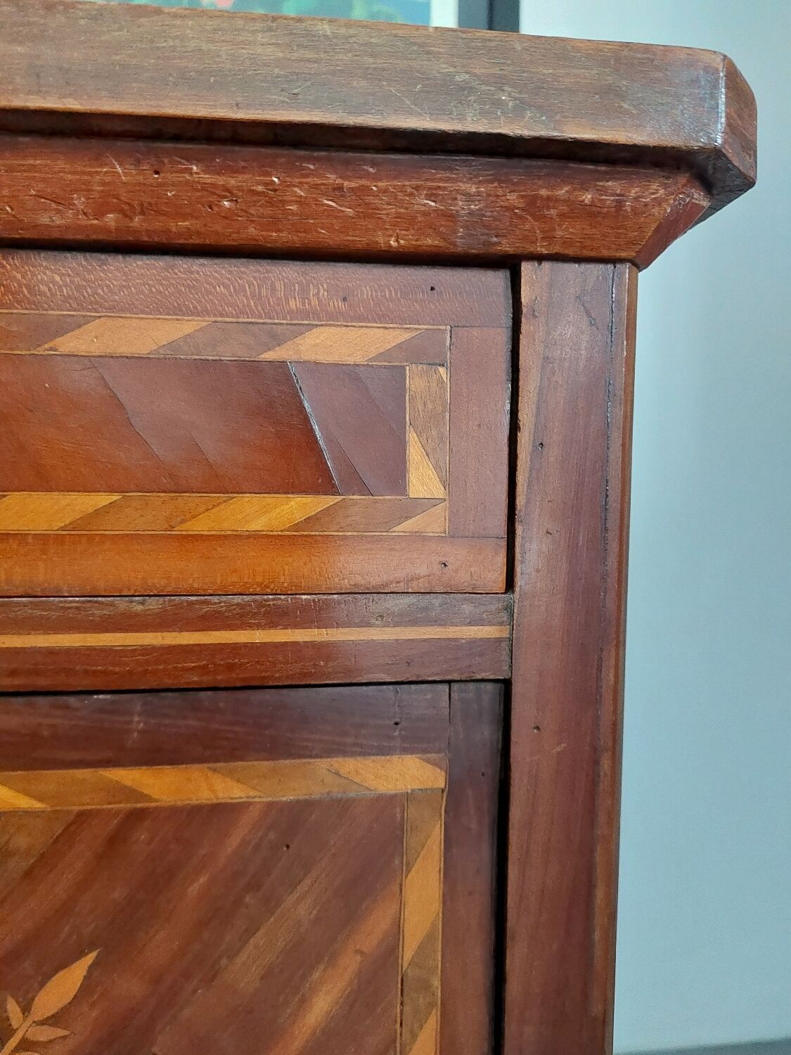 Antique chest of drawers