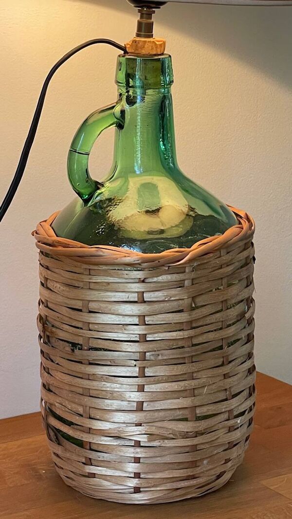 Lampe Dame-jeanne vintage en verre vert et rotin