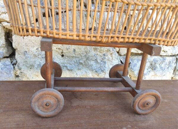 Ancien berceau en rotin à roulettes