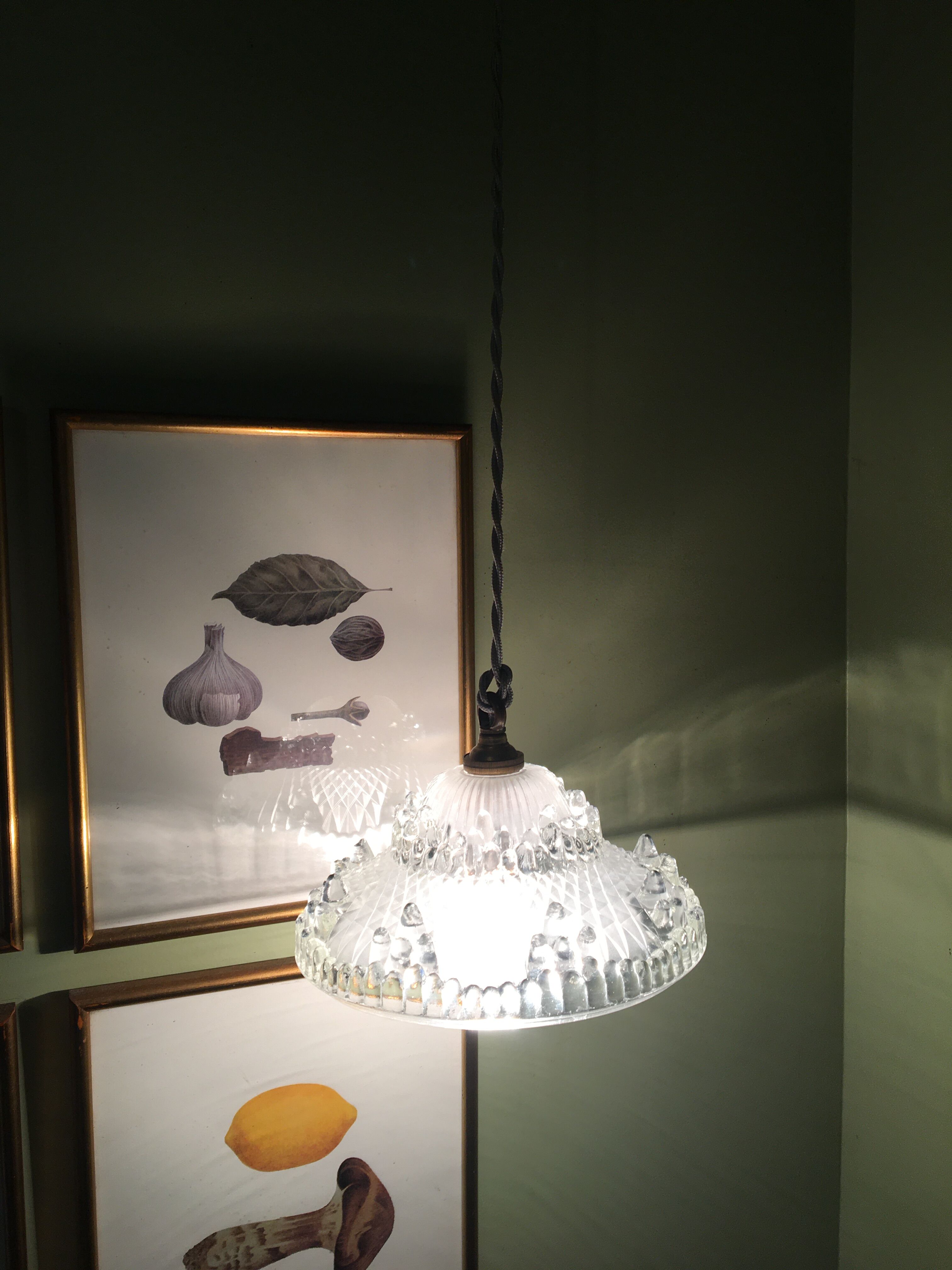 Hanging moulded glass with cable