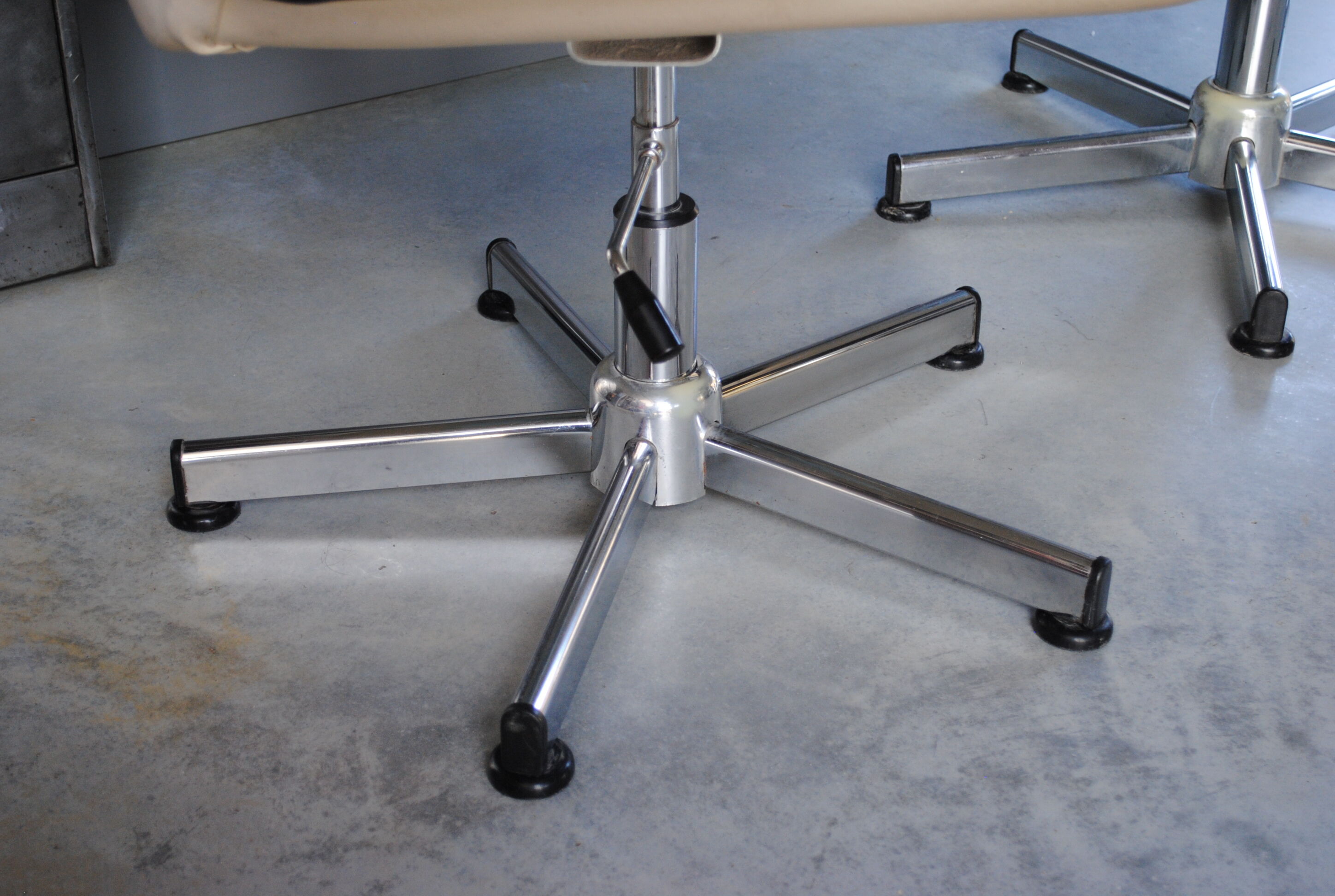 Lot de 3 fauteuils de bureau en cuir année 70