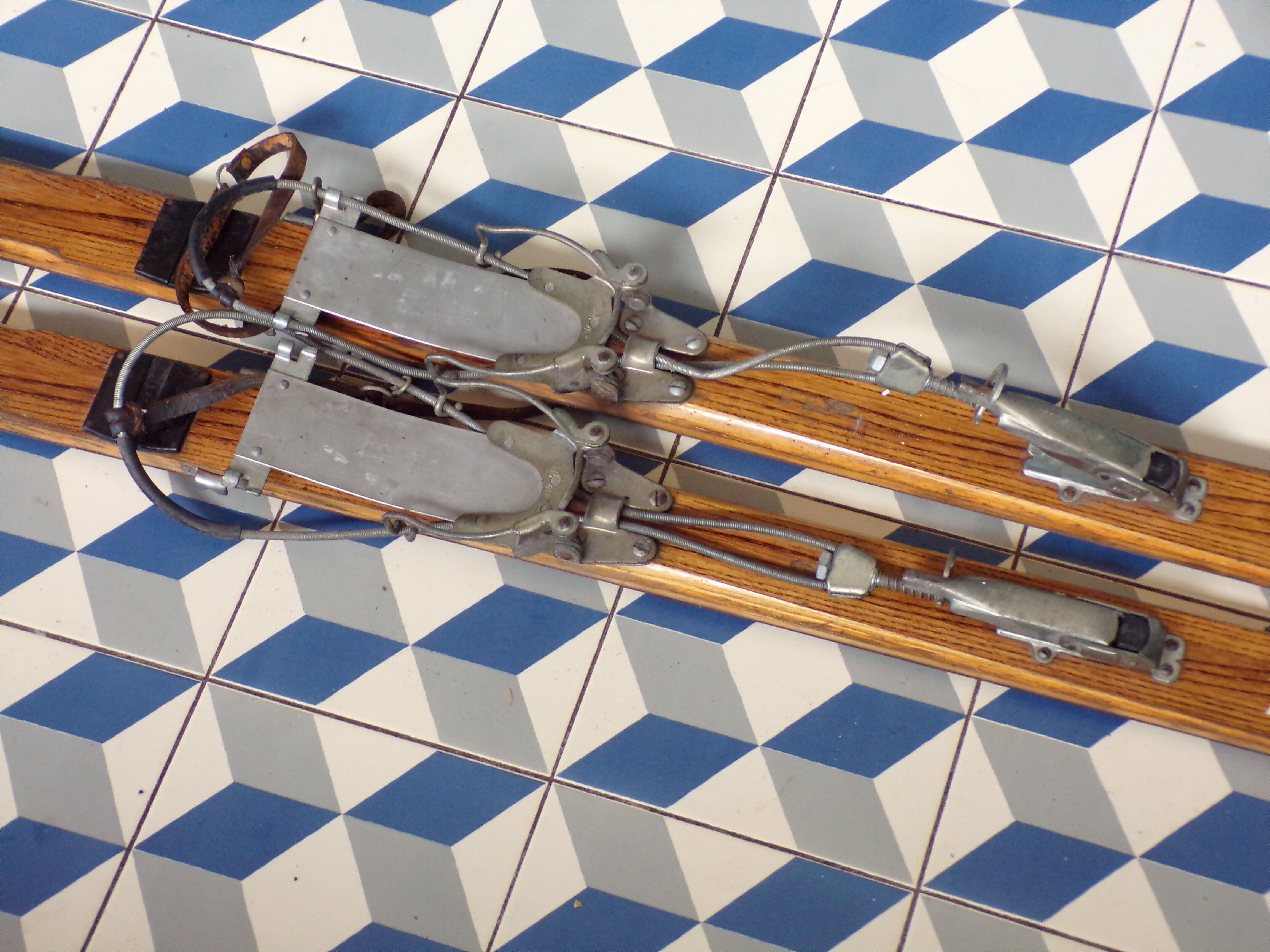 Pair of old wooden skis 197 cm